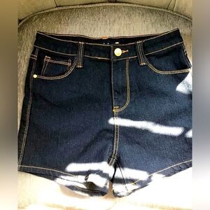 Sz M Papaya Jean shorts EUC. 2 pockets Gold button and tan trim